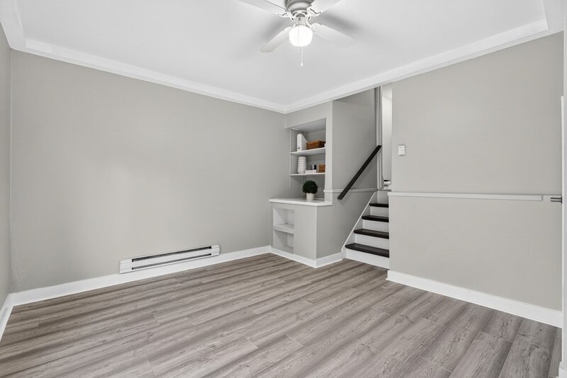 GREAT END UNIT CONDO IN PRIME STONEY CREEK LOCATION!