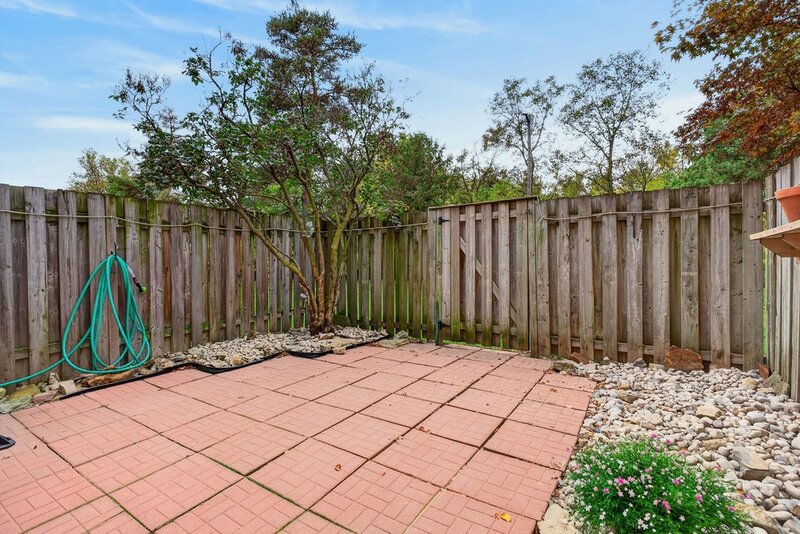 GREAT END UNIT CONDO IN PRIME STONEY CREEK LOCATION!
