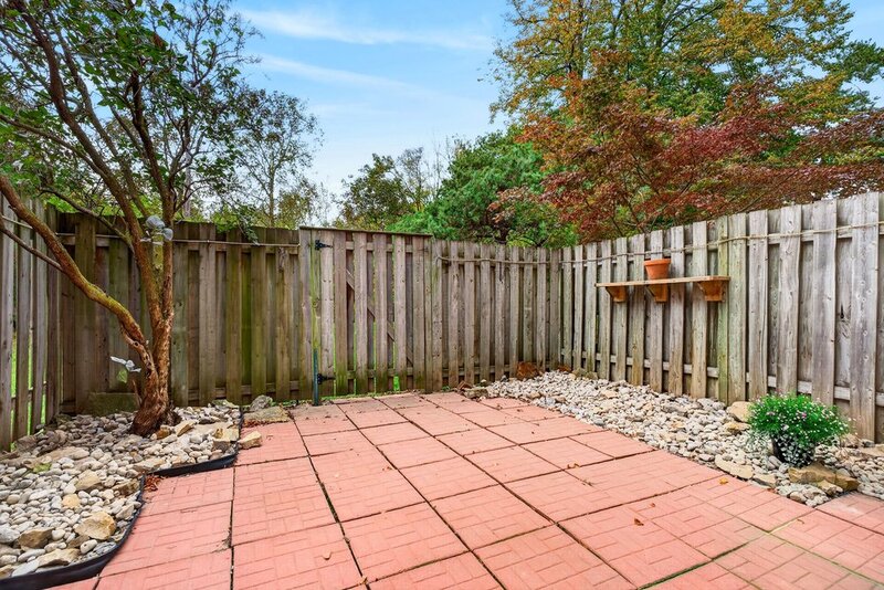GREAT END UNIT CONDO IN PRIME STONEY CREEK LOCATION!