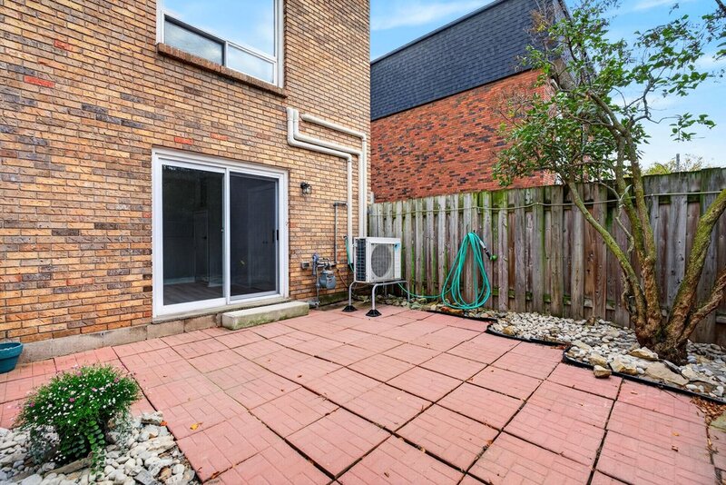 GREAT END UNIT CONDO IN PRIME STONEY CREEK LOCATION!