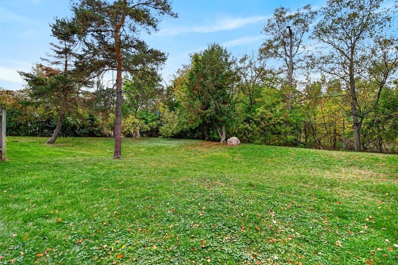 GREAT END UNIT CONDO IN PRIME STONEY CREEK LOCATION!