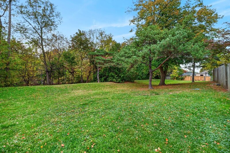 GREAT END UNIT CONDO IN PRIME STONEY CREEK LOCATION!