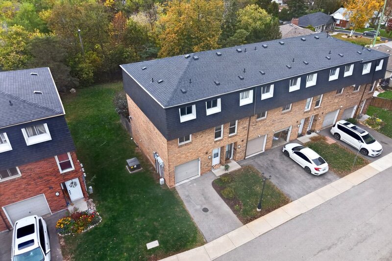 GREAT END UNIT CONDO IN PRIME STONEY CREEK LOCATION!