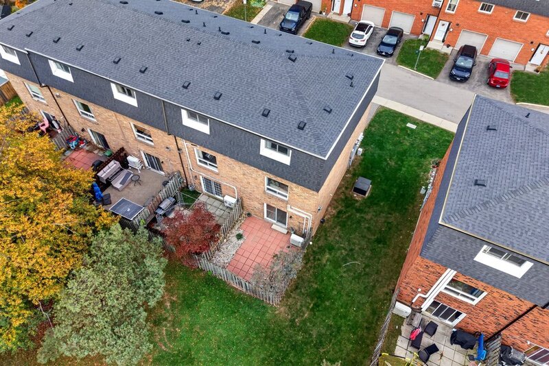 GREAT END UNIT CONDO IN PRIME STONEY CREEK LOCATION!