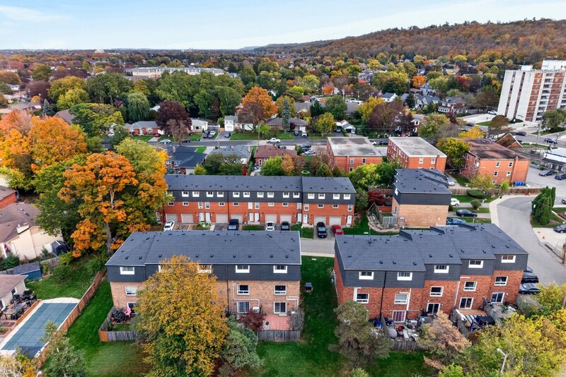 GREAT END UNIT CONDO IN PRIME STONEY CREEK LOCATION!