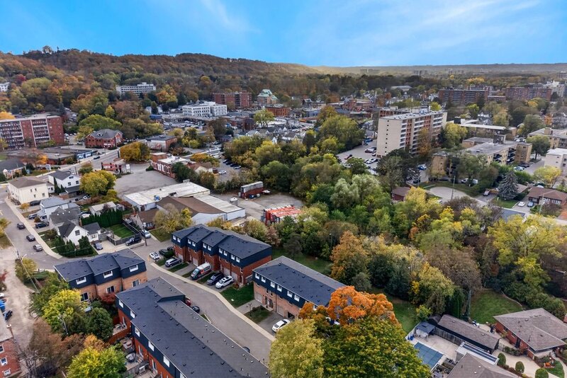 GREAT END UNIT CONDO IN PRIME STONEY CREEK LOCATION!